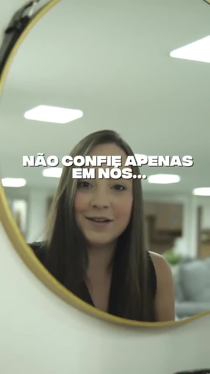 Representante da Duart’s apresentando o vídeo da loja